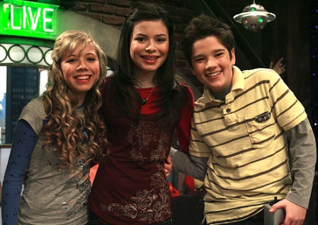 CARLY, SAM AND FREDDIE POSING FOR A PICTURE.
